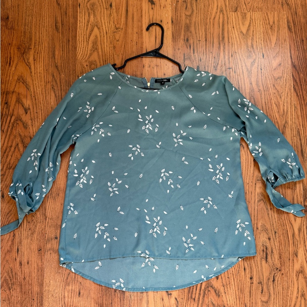 Larie Tie Sleeve Blouse Size Medium